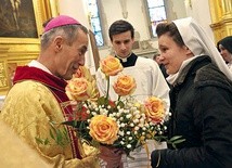 Dar kwiatów ofiarowany jako znak pracy osób powołanych  do wyłącznej służby Bogu.