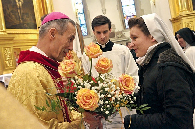 Dar kwiatów ofiarowany jako znak pracy osób powołanych  do wyłącznej służby Bogu.