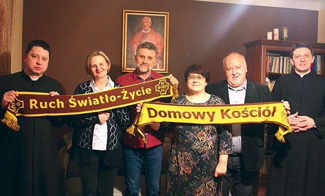 Od lewej: ks. Wojciech Karpiel, Ania i Jerzy Talarowie, Iwona i Andrzej Barnachowie oraz ks. Piotr Cebula.