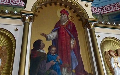 Obraz patrona w uroczystym stroju biskupim w ołtarzu głównym z 1901 r. firmy Ferdinanda Stüflessera z Tyrolu.