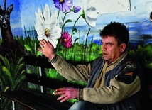  ▼	Adam Maciejewski snuje kolejne artystyczne plany. Malowidło w Węgorzewie powstało jako pierwsze, ponad 3 lata temu. Widać już na nim ślady upływającego czasu… ale ani jednej rysy zrobionej ręką człowieka.