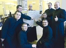 ▲	Diakoni bardzo dobrze znają geografię diecezji, a jej mapę trzyma sam rektor.