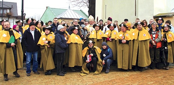 ▲	Z bp. Piotrem Turzyńskim i ks. Dariuszem Skrokiem członkowie konfraterni i muzycy z orkiestry OSP w Skaryszewie.