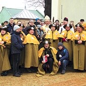 ▲	Z bp. Piotrem Turzyńskim i ks. Dariuszem Skrokiem członkowie konfraterni i muzycy z orkiestry OSP w Skaryszewie.