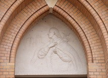 Płaskorzeźba św. Kazimierza nad bocznym wejściem do katedry