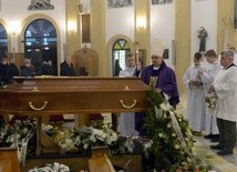 Żałobnej uroczystości przewodniczył ks. inf. Stanisław Pindera, proboszcz parafii śp. Krzysztofa Karkochy