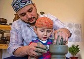 Tatarski garncarz z synem w pracowni.
31.01.2018 Krym