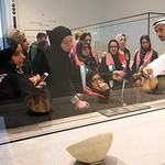 Arabowie w galabijach i hidżabach są częstym widokiem w muzeum.