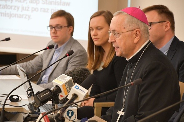 Abp Gądecki podczas konferencji