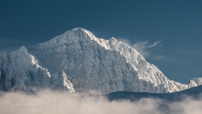 Tatry: Turystka spadła z grani ze śnieżnym nawisem