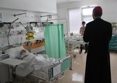 Bp Piotr Turzyński odwiedził chorych przebywających w szpitalu na Józefowie