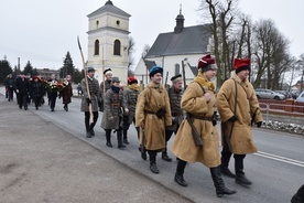 Uczestnicy uroczystości przeszli w historycznych strojach z parafialnego kościoła pod pomnik Józefa Narzymskiego