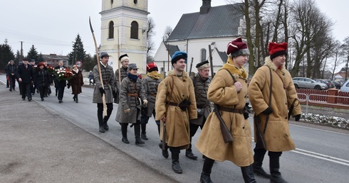 Uczestnicy uroczystości przeszli w historycznych strojach z parafialnego kościoła pod pomnik Józefa Narzymskiego