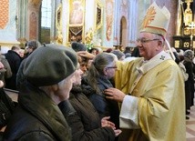 Abp Stanisław Budzik błogosławi chorych