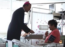 Biskup Piotr w szpitalu na Józefowie odwiedził chorych.
