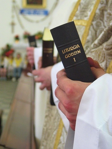 ▲	Diakoni, podobnie jak kapłani, są zobowiązani do odmawiania modlitwy brewiarzowej.