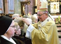 Abp Stanisław Budzik błogosławił cierpiących.