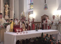 Na zakończenie Eucharystii metropolita udzielił błogosławieństwa krucyfiksem, przed którym w swojej rodzinnej miejscowości wielokrotnie modlił się gen. Haller.