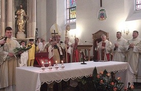 Na zakończenie Eucharystii metropolita udzielił błogosławieństwa krucyfiksem, przed którym w swojej rodzinnej miejscowości wielokrotnie modlił się gen. Haller.