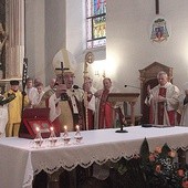Na zakończenie Eucharystii metropolita udzielił błogosławieństwa krucyfiksem, przed którym w swojej rodzinnej miejscowości wielokrotnie modlił się gen. Haller.