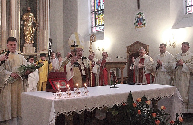 Na zakończenie Eucharystii metropolita udzielił błogosławieństwa krucyfiksem, przed którym w swojej rodzinnej miejscowości wielokrotnie modlił się gen. Haller.