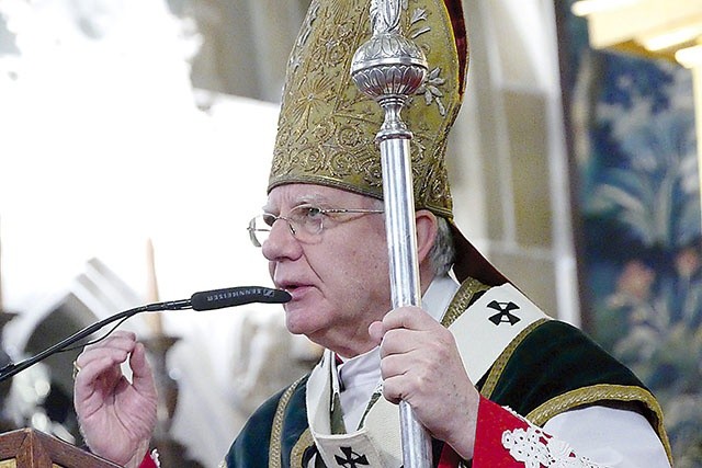 ▲	– W każdej parafii archidiecezji wierni przez 9 miesięcy będą modlić się za Polskę – mówił arcybiskup.