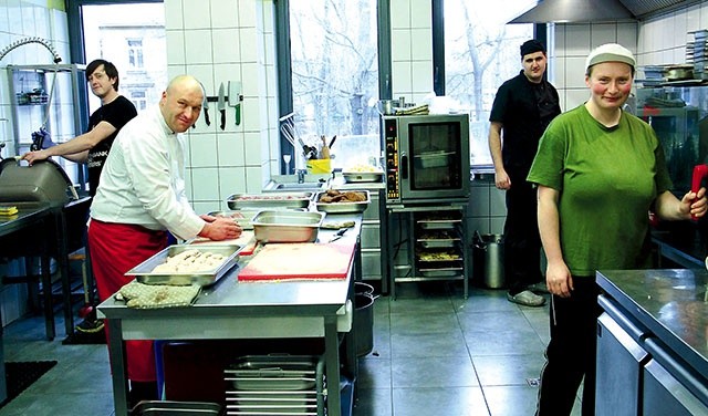 Awokado Lunch Bar zyskał w Krakowie dobrą sławę i jest dumą „Ogniska”. Na zdjęciu od lewej: Darek, Arek, Grzegorz i Paulina.