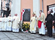 ▲	Tablicę odsłonili burmistrz Franciszek Fejdych i proboszcz ks. Stanisław Bogaczewicz, a poświęcił bp Rudolf Pierskała.