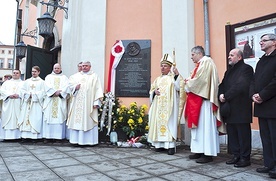 ▲	Tablicę odsłonili burmistrz Franciszek Fejdych i proboszcz ks. Stanisław Bogaczewicz, a poświęcił bp Rudolf Pierskała.