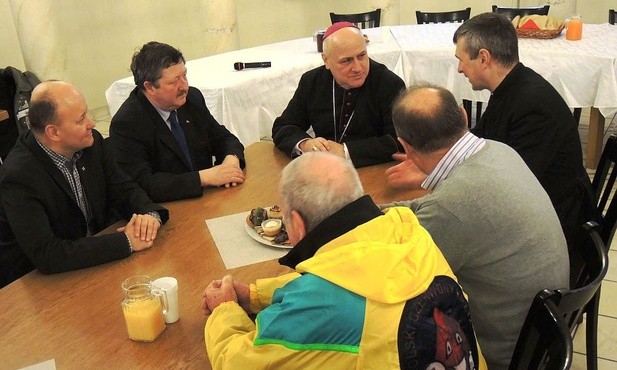 Swoje spotkanie z biskupem P. Gregerem krwiodawcy kontynuowali w gmachu kurii diecezjalnej