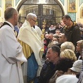 Biskup płocki błogosławił wiernych Najświętszym Sakramentem, tak jak się to czyni w Lourdes.