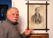 Waldemar Krzyżewski przy jednym z obrazów świętego.