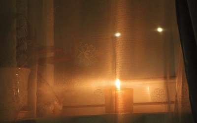 Zapalona świeca  jest symbolem naszej modlitwy i pamięci.