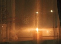 Zapalona świeca  jest symbolem naszej modlitwy i pamięci.