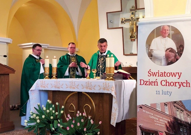 Modlitwie w szpitalnej kaplicy BCO przewodniczył  bp Roman Pindel.