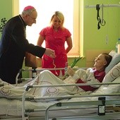 ▲	Biskup Jacek Jezierski podarował pacjentom hospicjum różańce. 