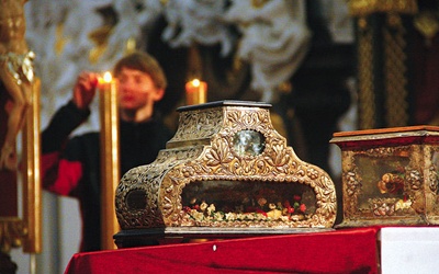 W Krzeszowie znajduje się duży zbiór relikwiarzy.