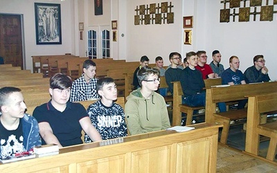 ◄	Uczestnicy rekolekcji w seminaryjnej  kaplicy. 