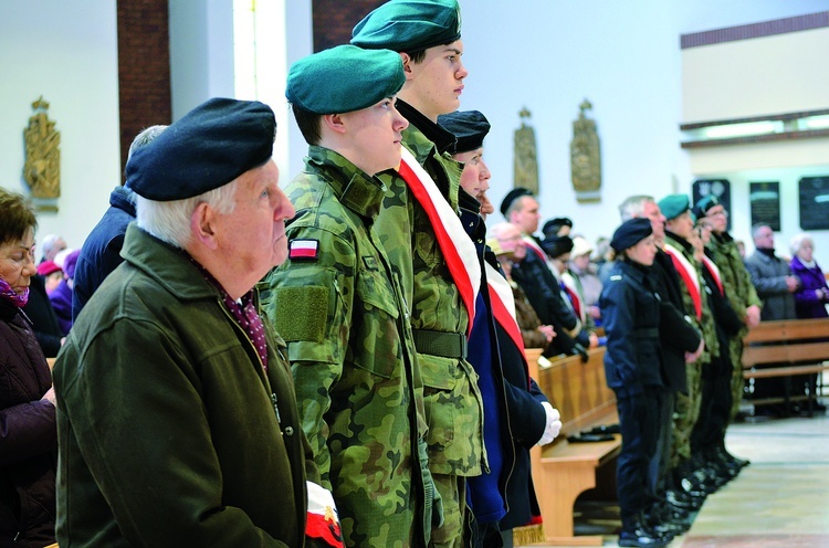 ▼	Na Mszy św. były obecne poczty sztandarowe z organizacji patriotycznych i miejscowych szkół.