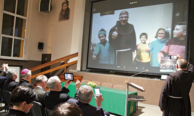 30 stycznia 2018 r., Katowice-Panewniki, inauguracja akcji.  Na ekranie – w przekazie  na żywo – ojciec Firas Lutfi i syryjskie dzieci.