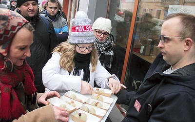 Przy ul. Brzeskiej próbowano pobić rekord w jedzeniu pyz. 