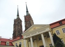 Budynek uczelni znajduje się w sercu Ostrowa Tumskiego.