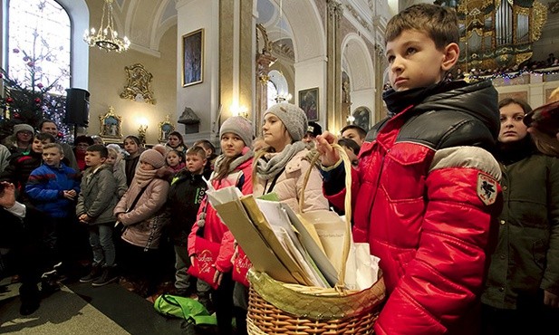 Podczas procesji z darami dzieci złożyły na ołtarzu prośby  do św. Józefa nadesłane po Roratach do sanktuarium w Kaliszu 