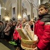 Podczas procesji z darami dzieci złożyły na ołtarzu prośby  do św. Józefa nadesłane po Roratach do sanktuarium w Kaliszu 