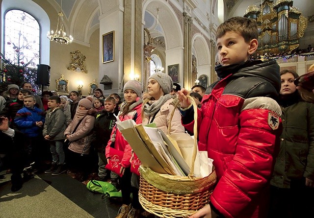 Podczas procesji z darami dzieci złożyły na ołtarzu prośby  do św. Józefa nadesłane po Roratach do sanktuarium w Kaliszu 