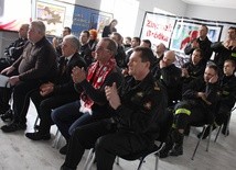 Strażacy z łowickiej jednostki oklaskują występ Zbigniewa Bródki w Pjongczangu