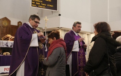 Środa Popielcowa to dzień, w którym katolicy tłumnie uczestniczą we Mszy św. 