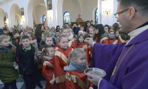 Rekolekcje rozpoczęły się w Środę Popielcową. Było więc posypanie głów popiołem