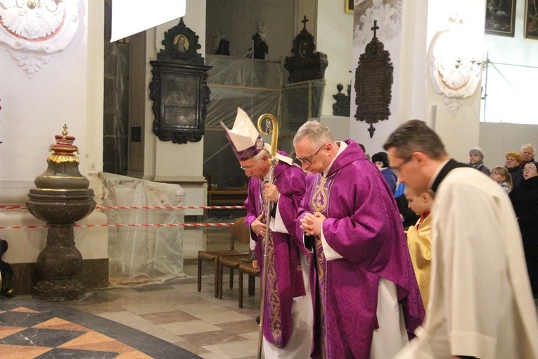 Środa Popielcowa w łowickiej katedrze