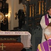 W katedrze łowickiej odbył się dzień pokutny kapłanów, który poprowadził ks. Paweł Kozakowski. Przez dłuższą chwilę księża wraz z biskupem adorowali Najświętszy Sakrament